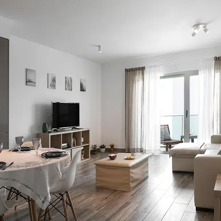 Surfers Paradise Daire Peniche